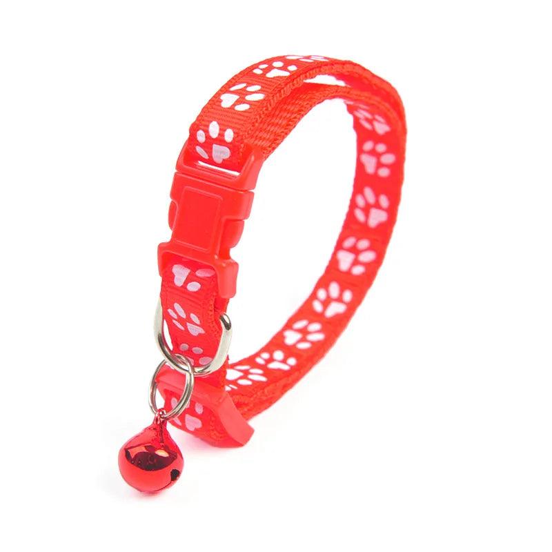 Collier rouge coloré avec empreintes et clochette