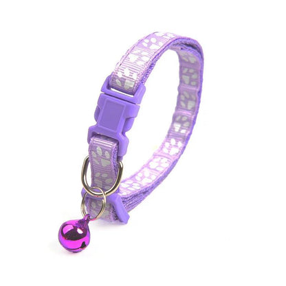 Collier violet coloré avec empreintes et clochette